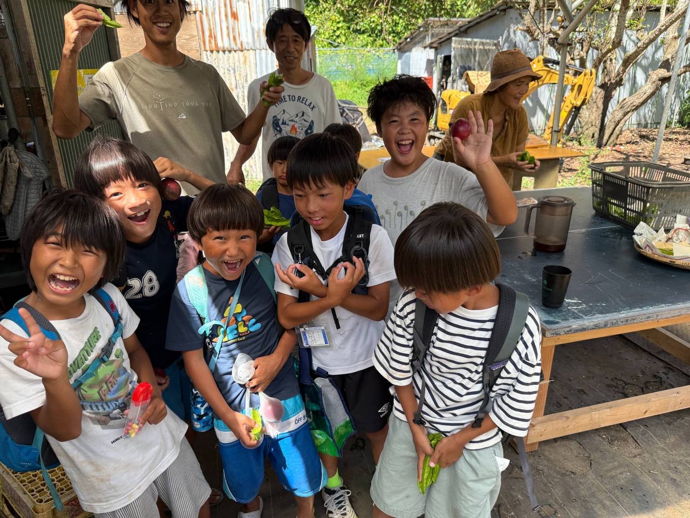 BOISS KIDS CAMPで収穫した野菜を手にする子どもたち