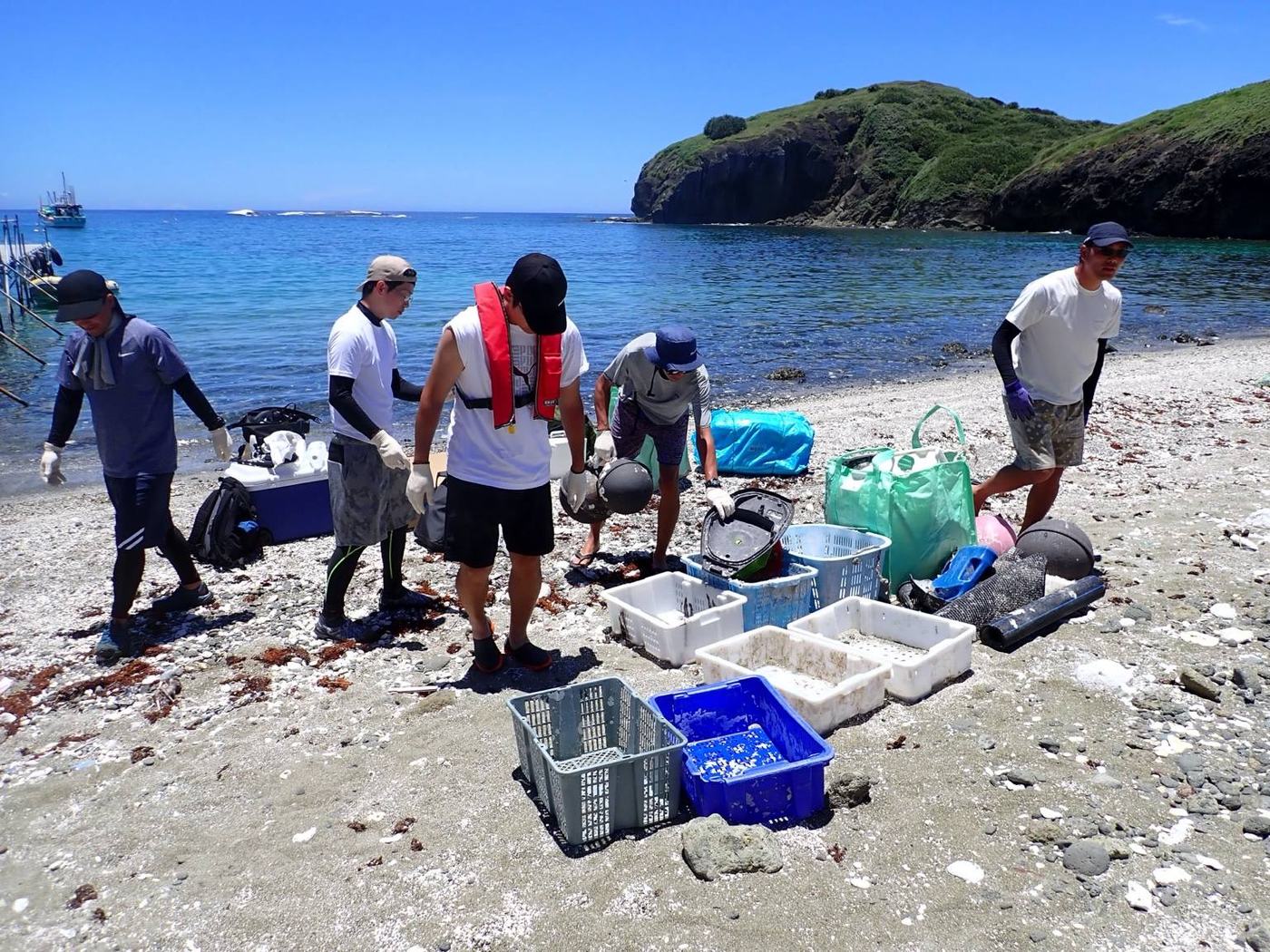 聟島で漂着ごみを分別・回収するビーチクリーン活動