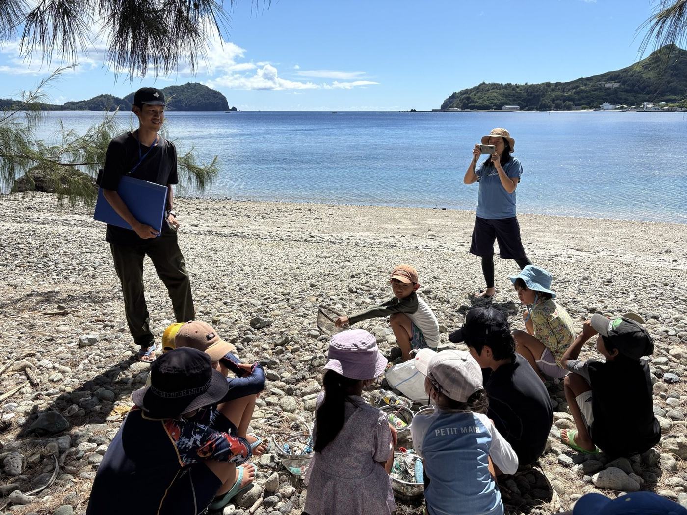製氷海岸で学童クラブ「とびうおクラブ」の子どもたちとビーチクリーン